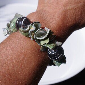 Women`s green shell stretch bracelet. 2 inches ins